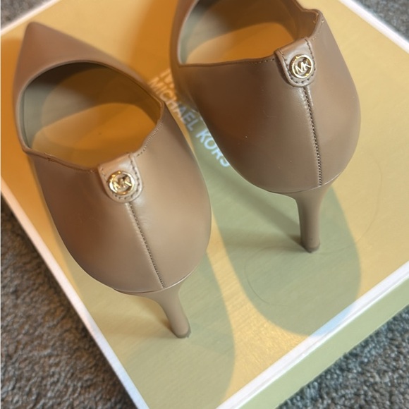 Michael Kors Classic Brown Heels - Picture 1 of 4